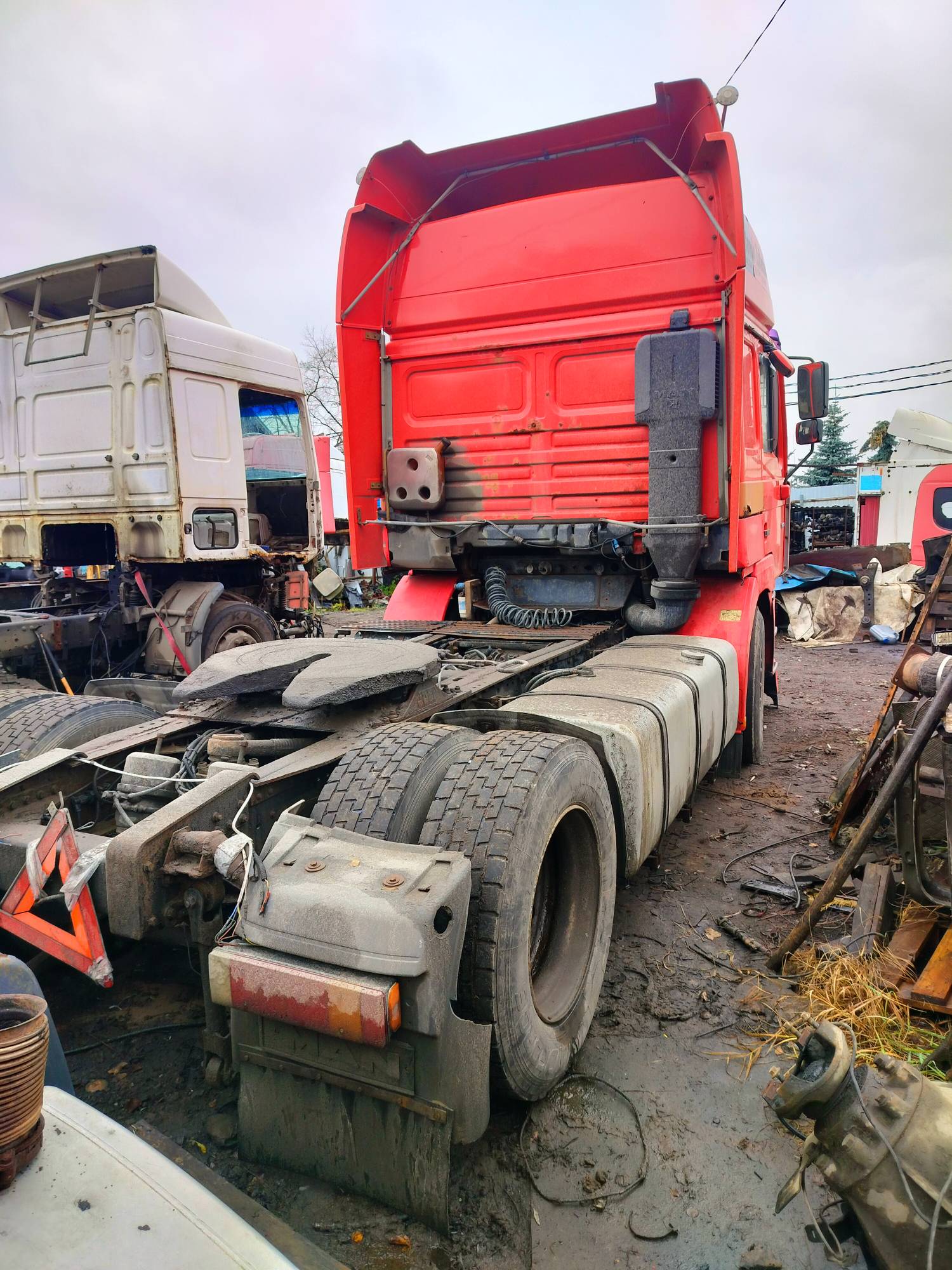 На разборку поступил MAN F2000 2000 г.в. Двигатель D2866LF31 4-х клапанные головки, КПП 16S181 с ретардой, редуктор HY13110 37/12 подвеска рессорная перед, сзади воздух. Кабина высокая, гнилая. Крыша в продаже.